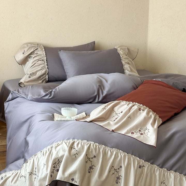 Elegant bedding set made of cotton satin with embroidered frill and reversible pillow