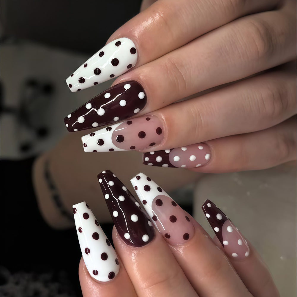 Artificial nails in the popular polka dot design Kalsten