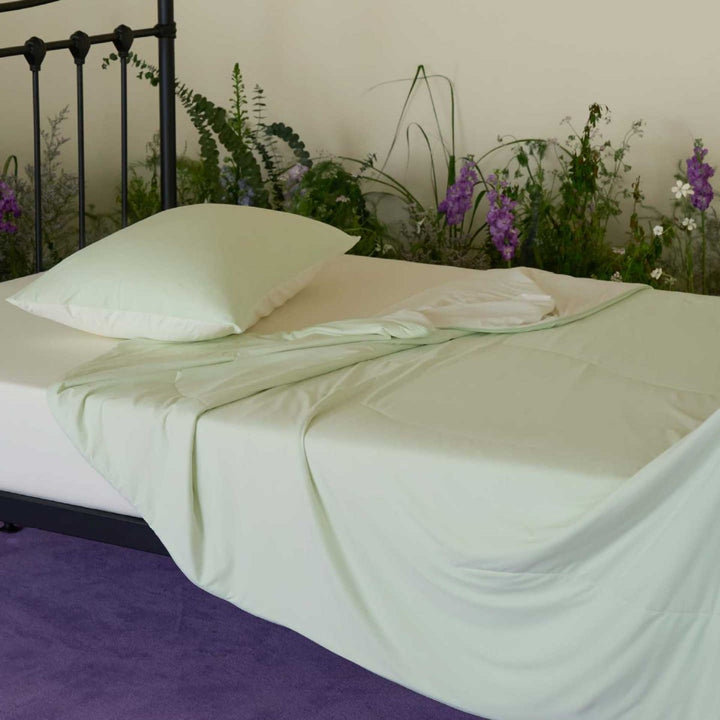 Three-piece bedding set with ultra-light quilted blanket, elastic fitted sheet, and pillowcase
