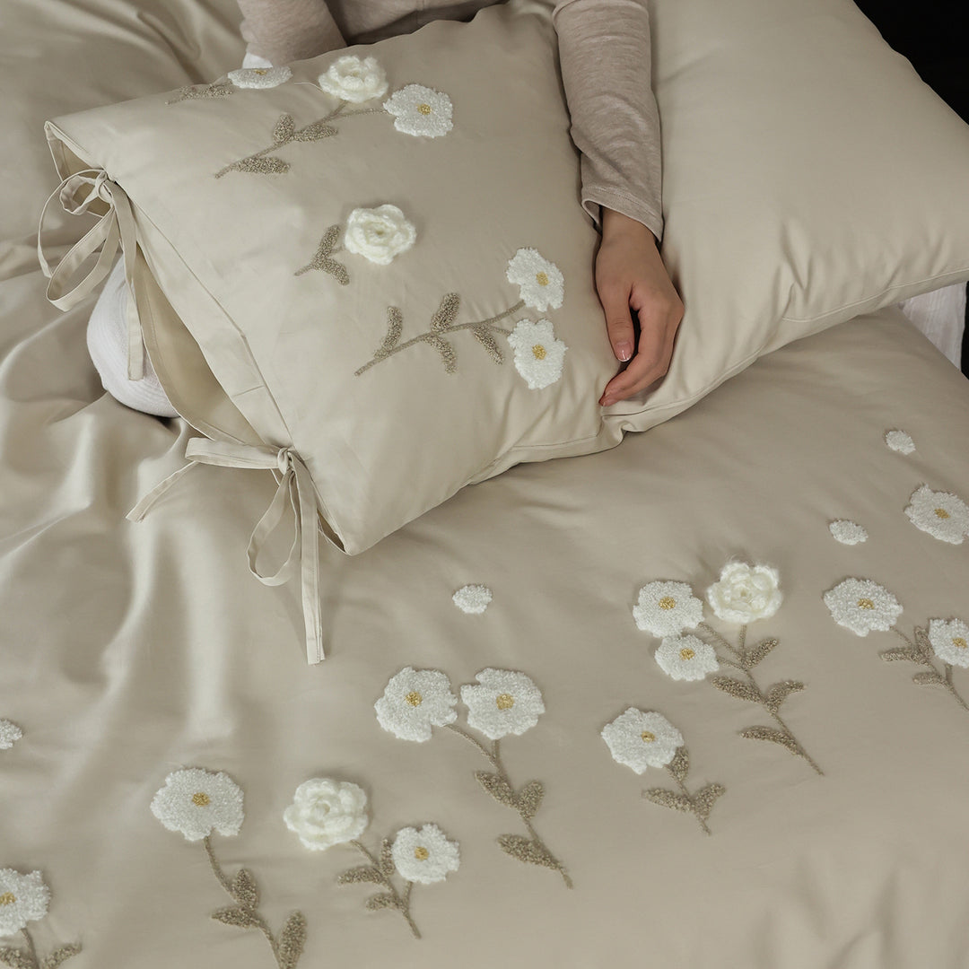 Luxurious embroidered bedding set made of cotton satin with pillow ties