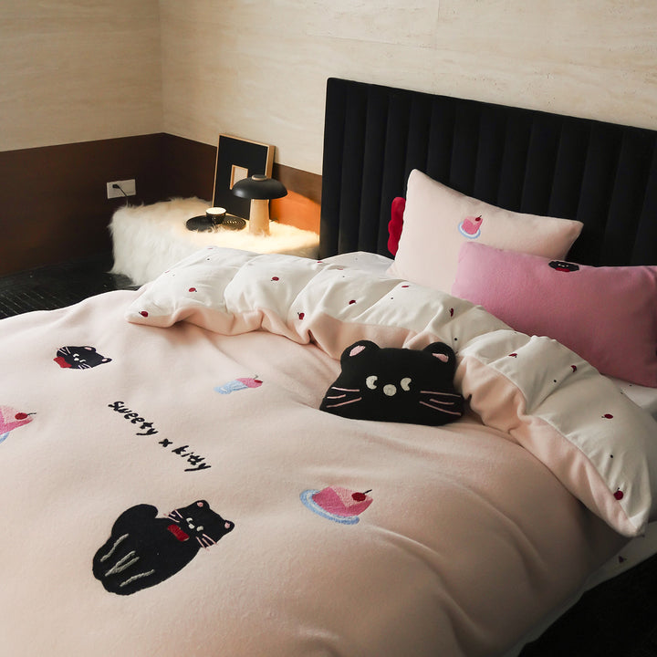 Bedding set with embroidered dog motifs and extra soft velour texture