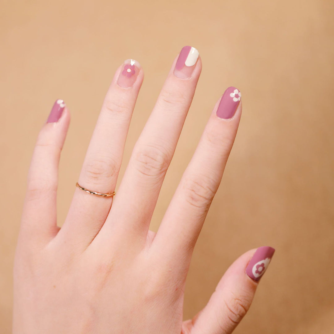 Artificial nail design with heart motif Kalsten