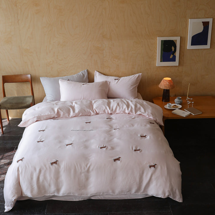 Bedding set made of cotton percale with embroidered dachshund motifs