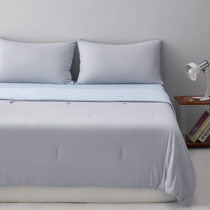 Microfiber duvet set with breathable hypoallergenic filling and pillowcases