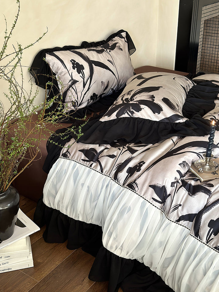 Romantic bedding set with gathered frill, chiffon ruffle hem and large floral print