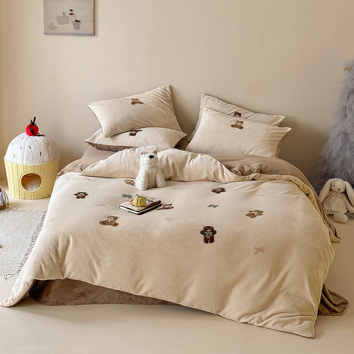 Bedding set with embroidered cupcake motifs and soft cotton blend