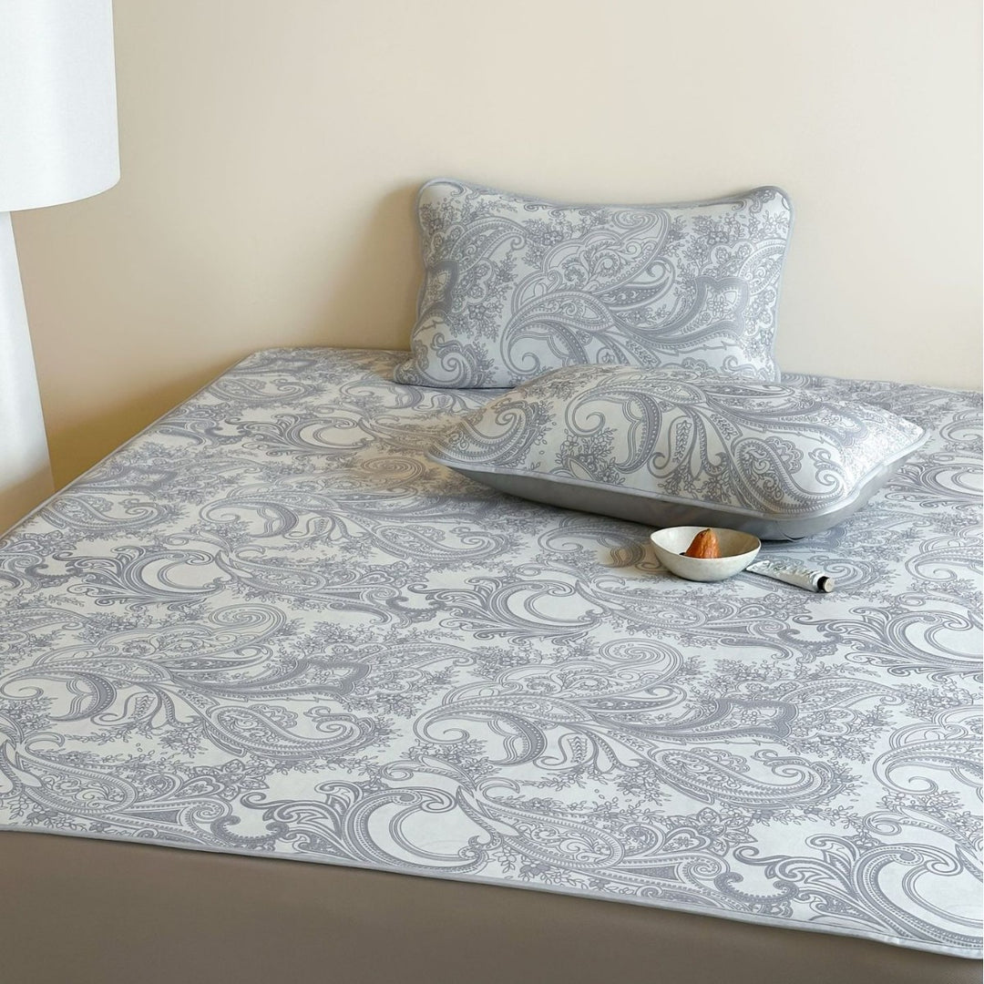 Floral fitted sheet set made of skin-friendly cotton with fine piping and slip-resistant underside