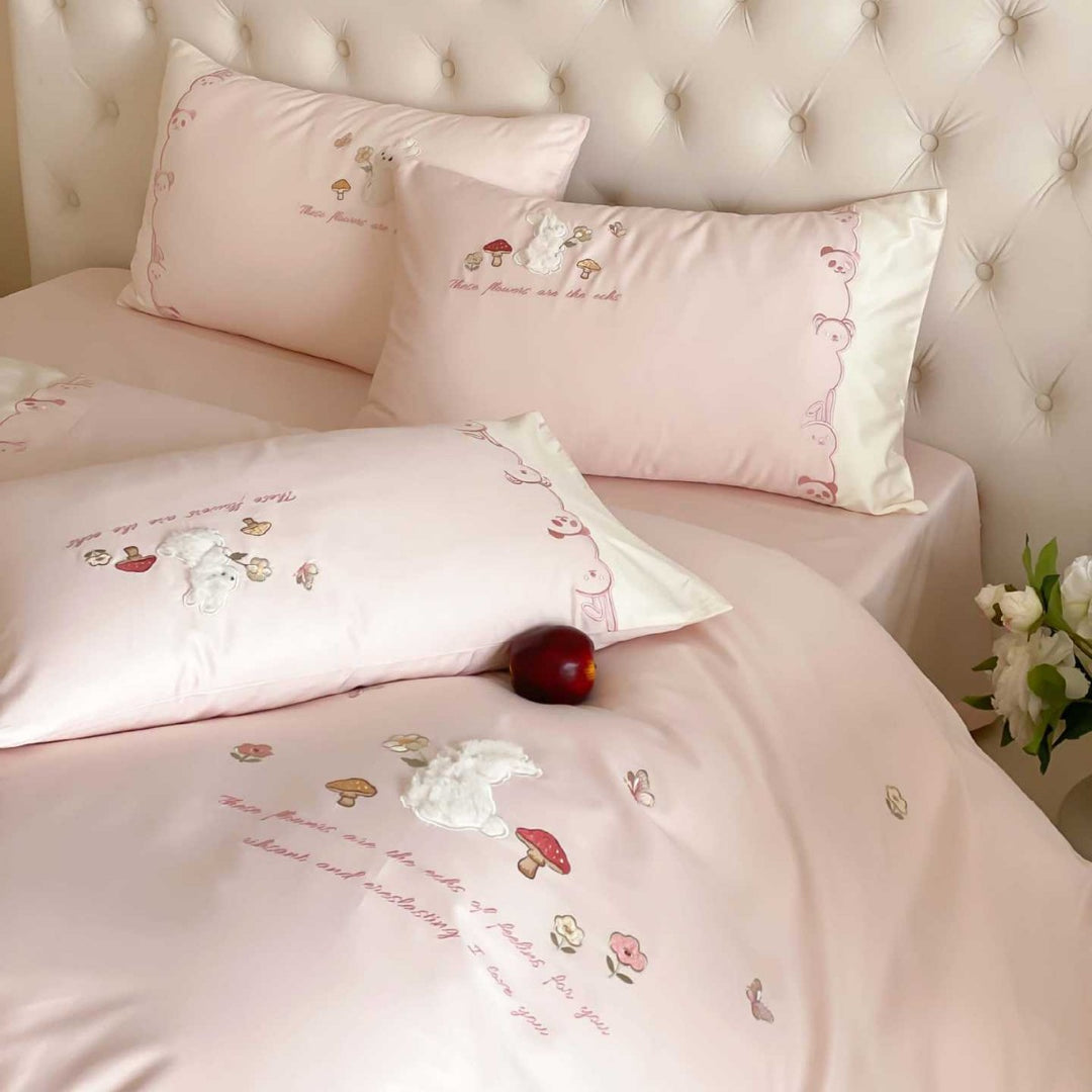 Reversible children's bedding set made of cotton satin with three-dimensional plush appliqué and embroidered mushroom motif