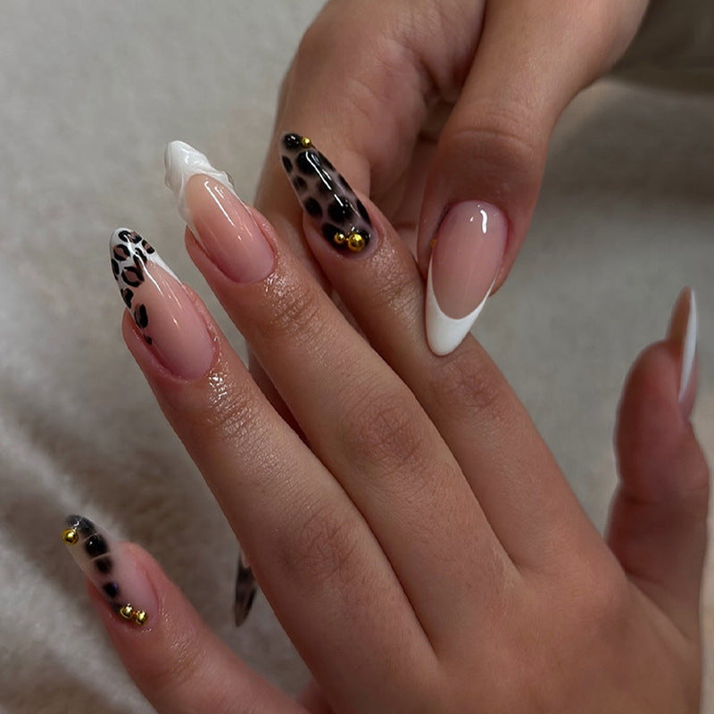 Nail art set with trendy leopard patterns and elegant accents Kalsten