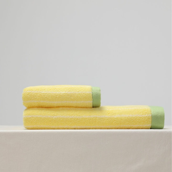 Cozy terry beach towel with high-quality edging