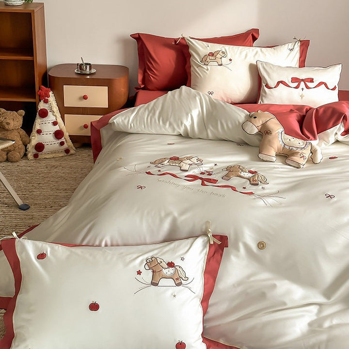 Children's bedding set made of cotton satin with embroidered rocking horse motif and contrasting hem