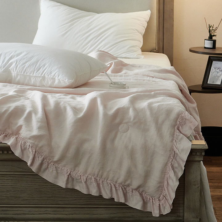 Light padded bedspread made of linen-cotton blend with gathered ruffle