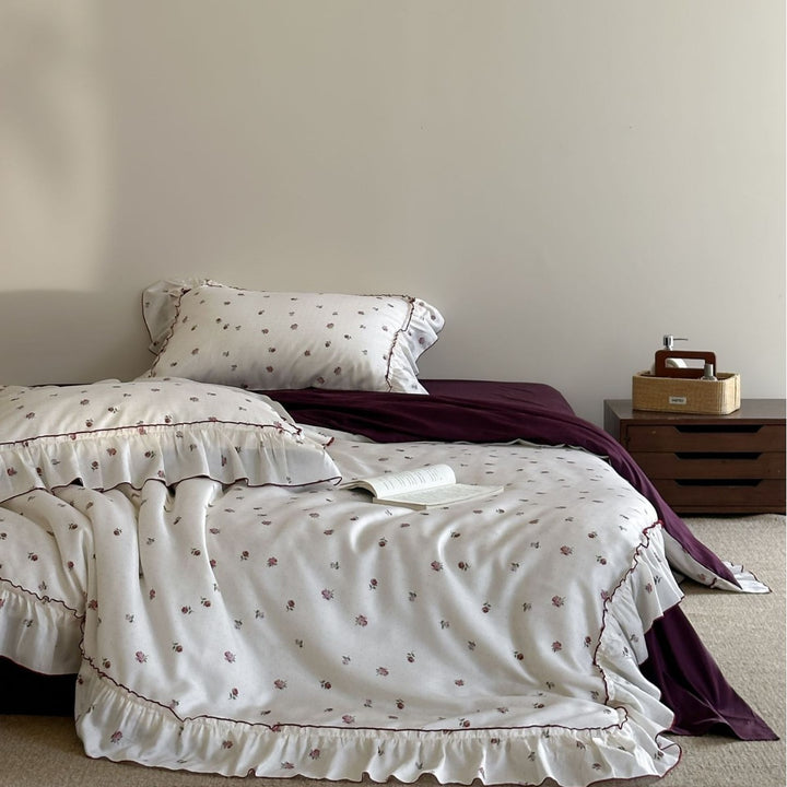 Duvet cover set in vintage rose print with ruffles and fine cotton satin quality