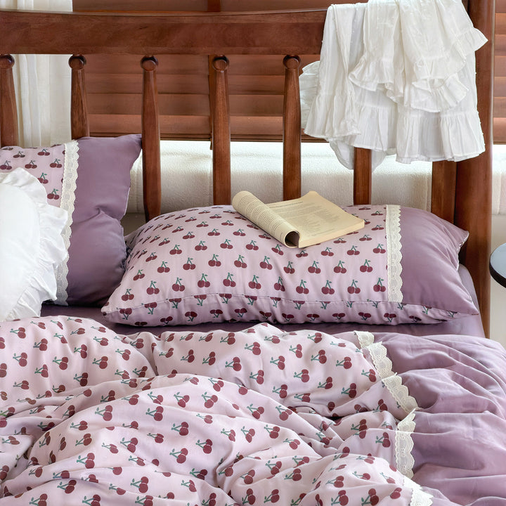 Reversible cotton bedding set with floral watercolor print and lace trim