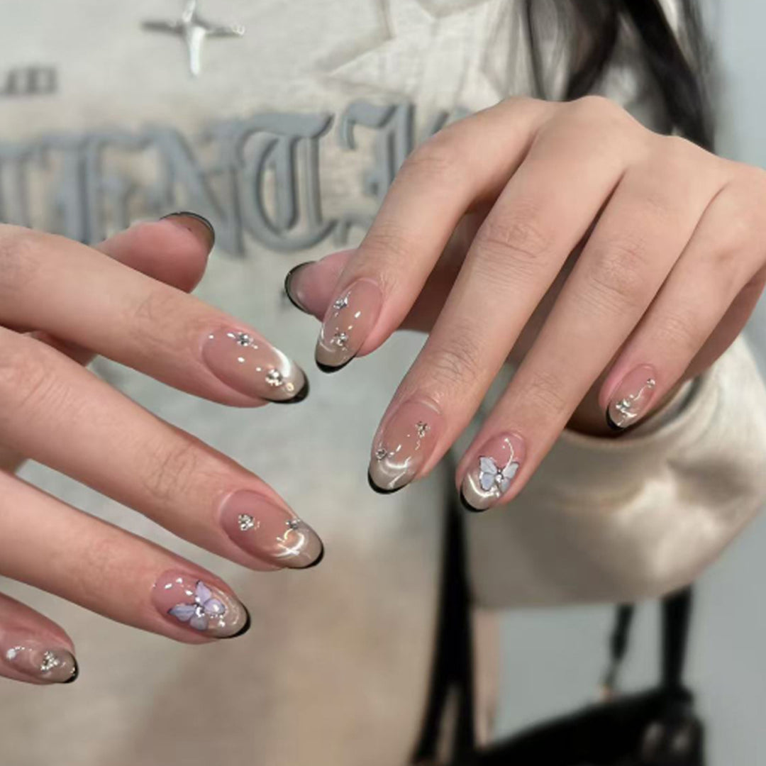 Artificial nail art with pearl and flower decorations Kalsten