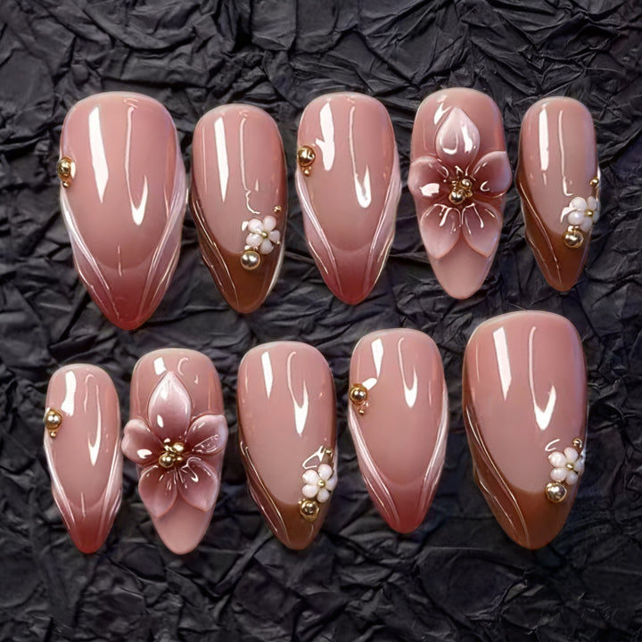 Artificial nail set with floral accents and gold embellishments Kalsten