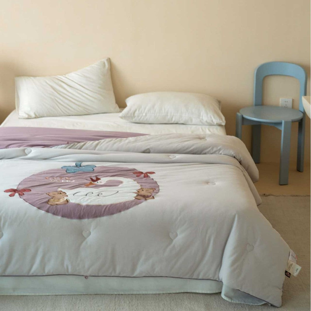 Children's quilt with cute bear appliqué and soft filling
