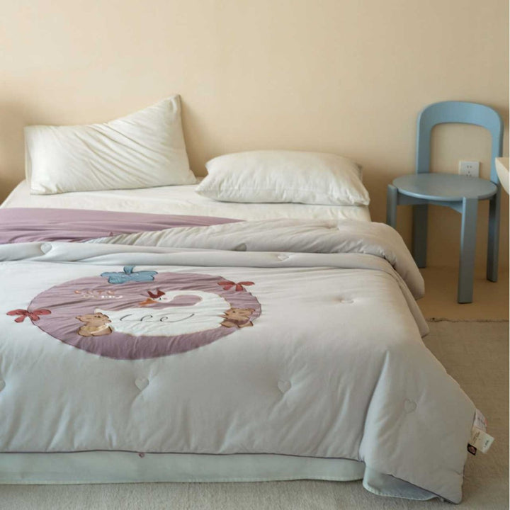Children's quilt with cute bear appliqué and soft filling