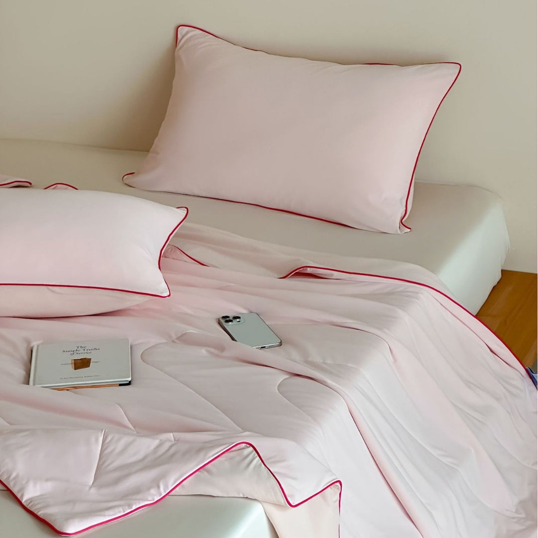 Elegant bedding set made of cotton satin with contrasting piping and light quilted blanket