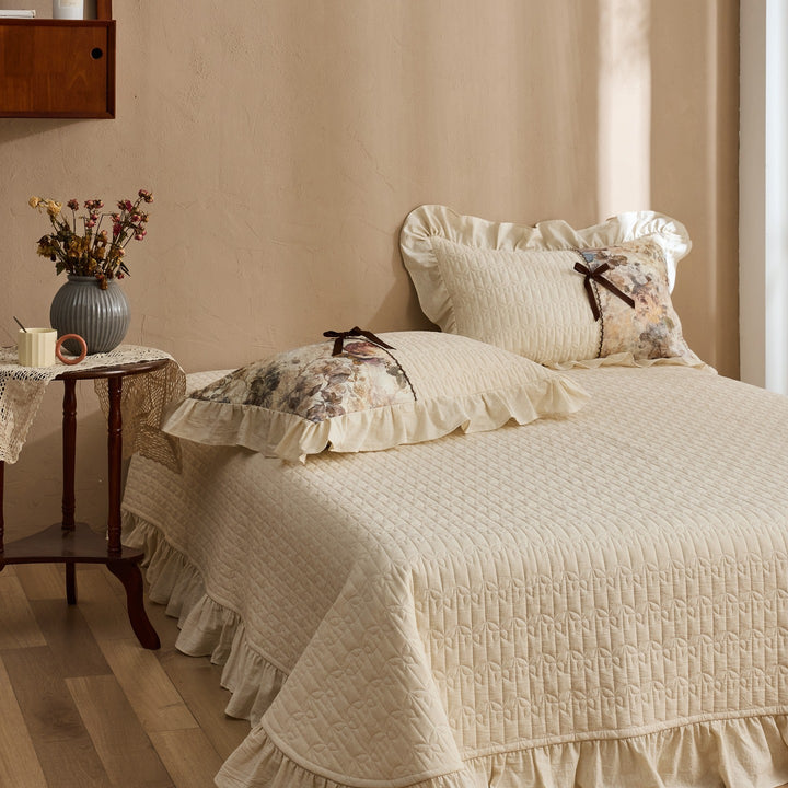 Romantic bedding set with frill, quilted panels and floral watercolor look