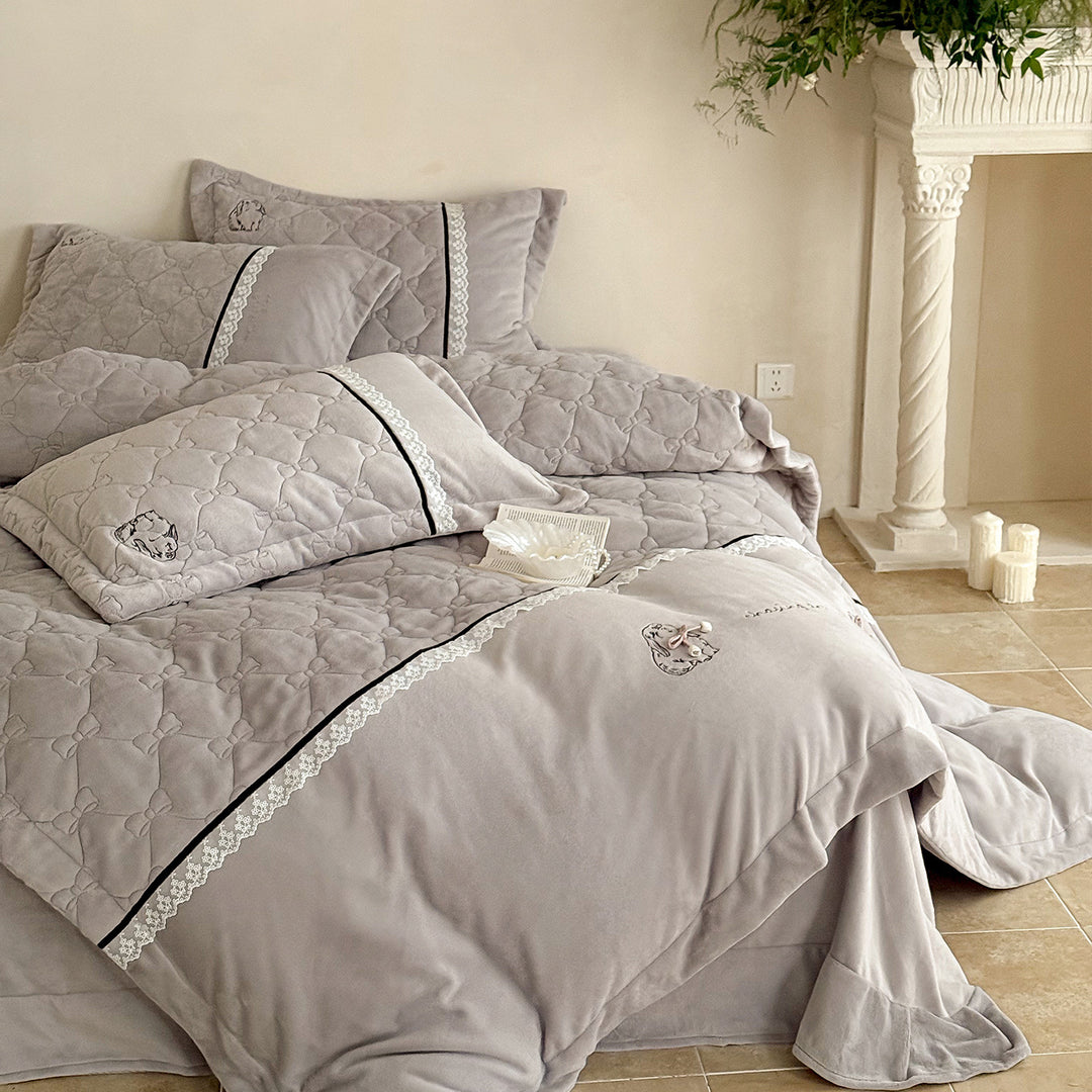 Quilted bedding set with velvet look, quilted heart pattern and lace border