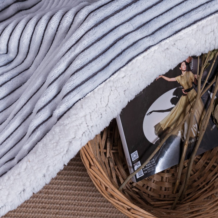Women's luxurious and soft cuddle blanket with velvety surface Kalsten