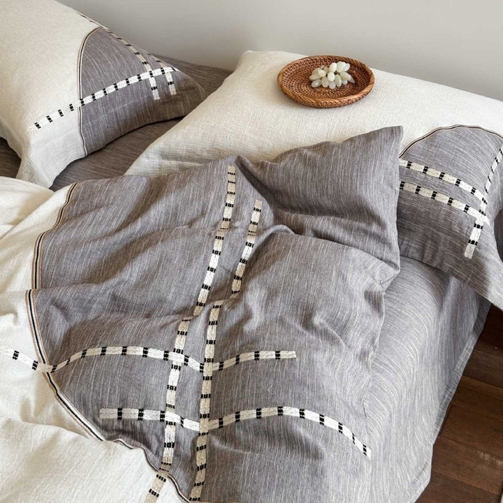Reversible bedding set made of cotton-linen blend with embroidered check pattern