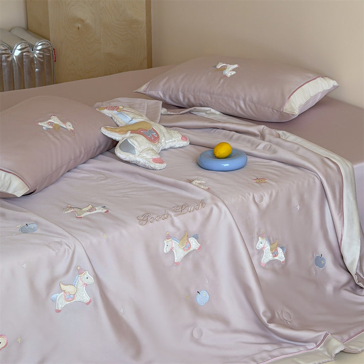 Children's bedding set with appliquéd animal figures, satin cover and quilted blanket