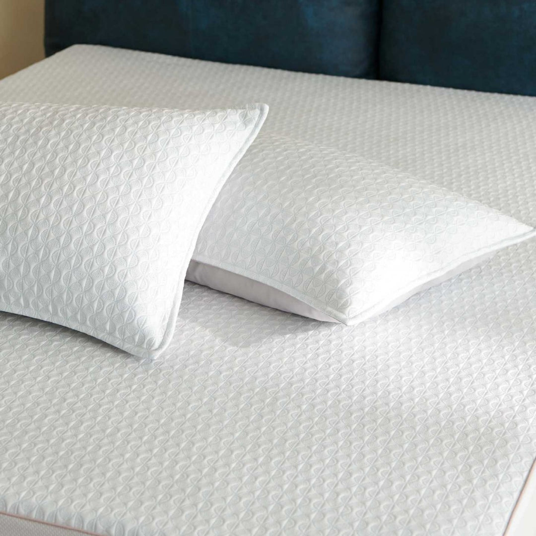 Breathable mattress topper made of memory foam with removable cotton cover