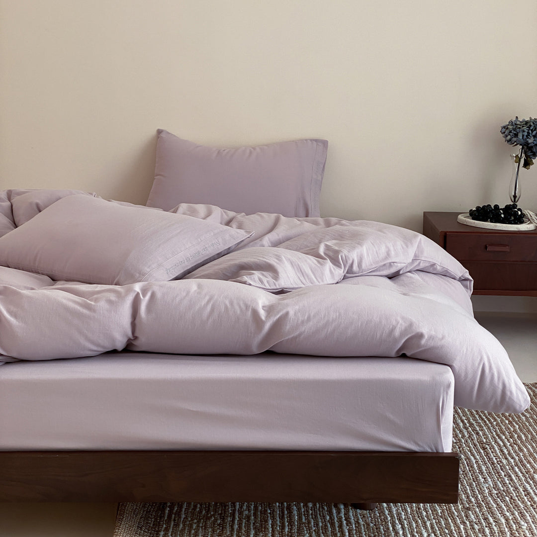 Complete bedding set with lightweight all-season duvet, pillow and fitted sheet made of cotton percale
