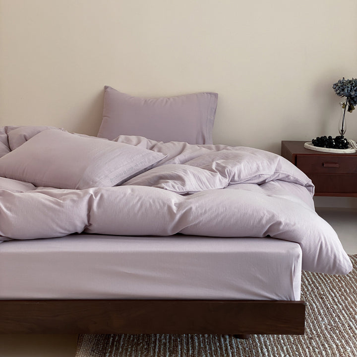 Complete bedding set with lightweight all-season duvet, pillow and fitted sheet made of cotton percale