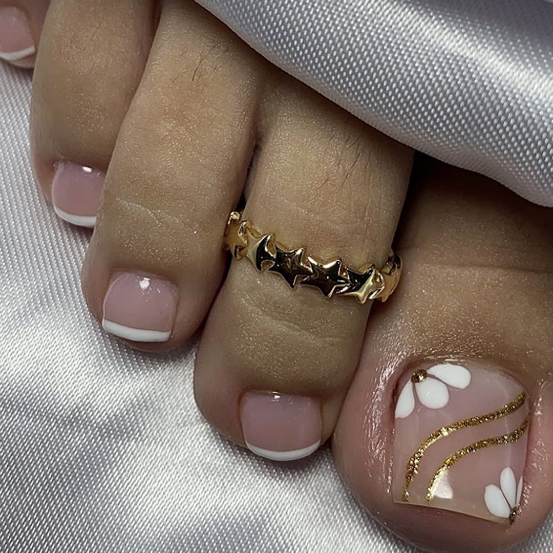 Artful toenail decoration with elegant gold accent Kalsten
