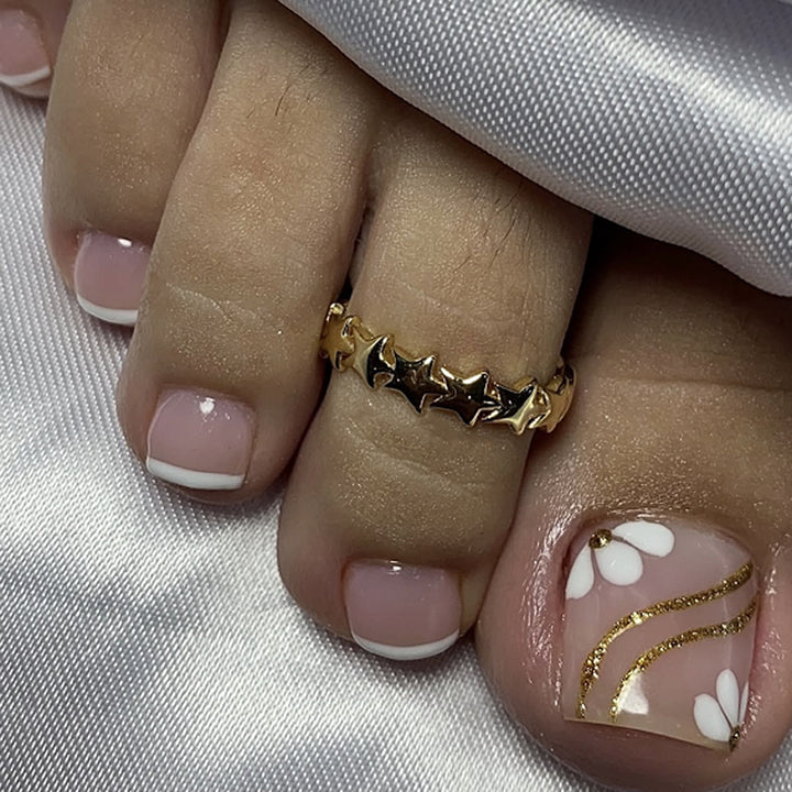 Artful toenail decoration with elegant gold accent Kalsten