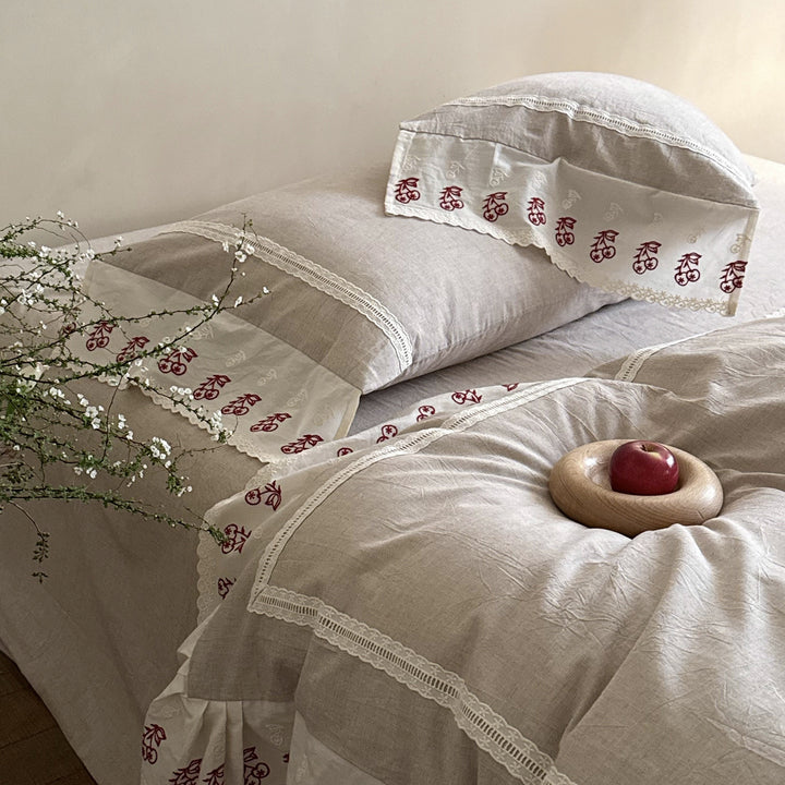 Linen bed linen set with embroidered lace borders