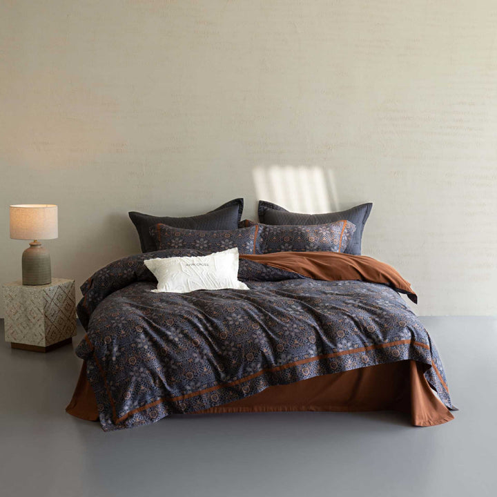 Reversible bedding set made of cotton satin with fine leaf pattern and contrasting piping