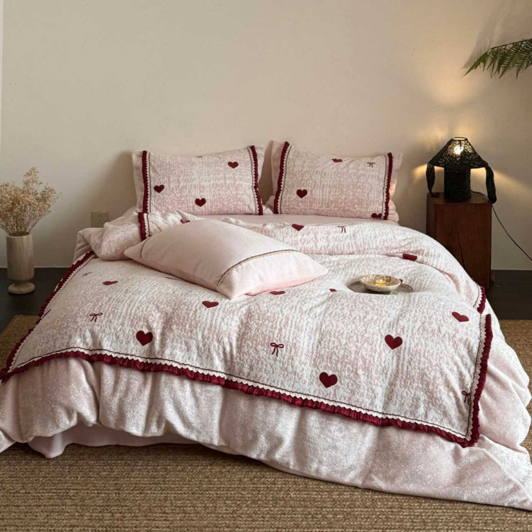 Quilted bedding set with heart and bow appliqué