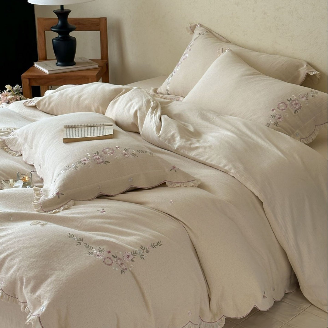 Romantic bedding set made of cotton-linen with embroidered roses and frills