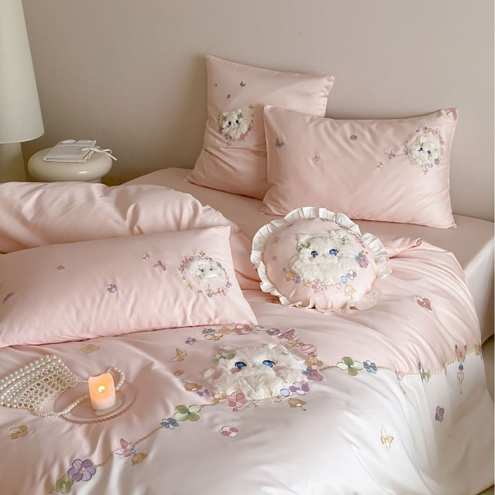 Bedding set with appliquéd plush cat motif, floral embroidery and fine cotton satin