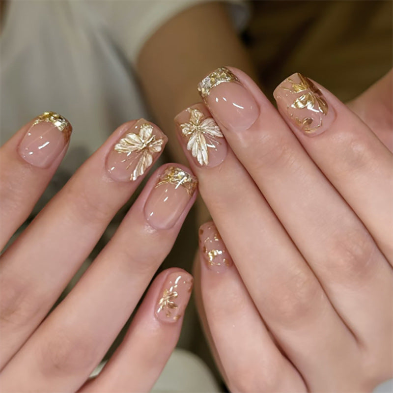 Artful nail design with leaf motifs Kalsten