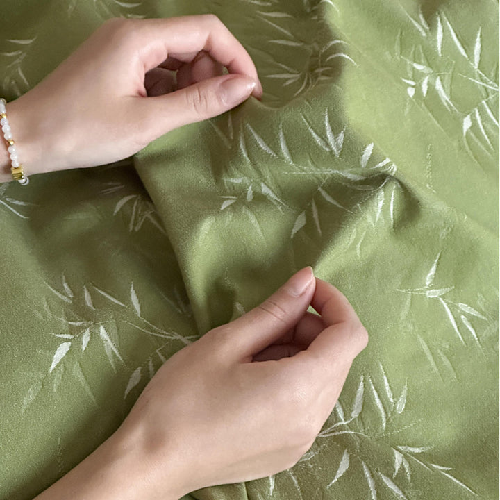 Reversible bedding set made of cotton satin with a fine bamboo leaf print