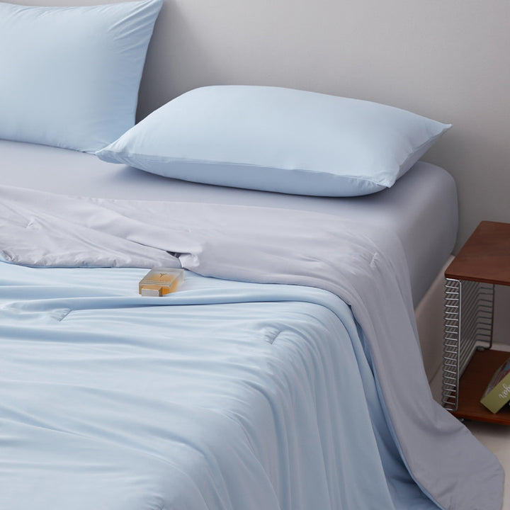 Microfiber duvet set with breathable hypoallergenic filling and pillowcases