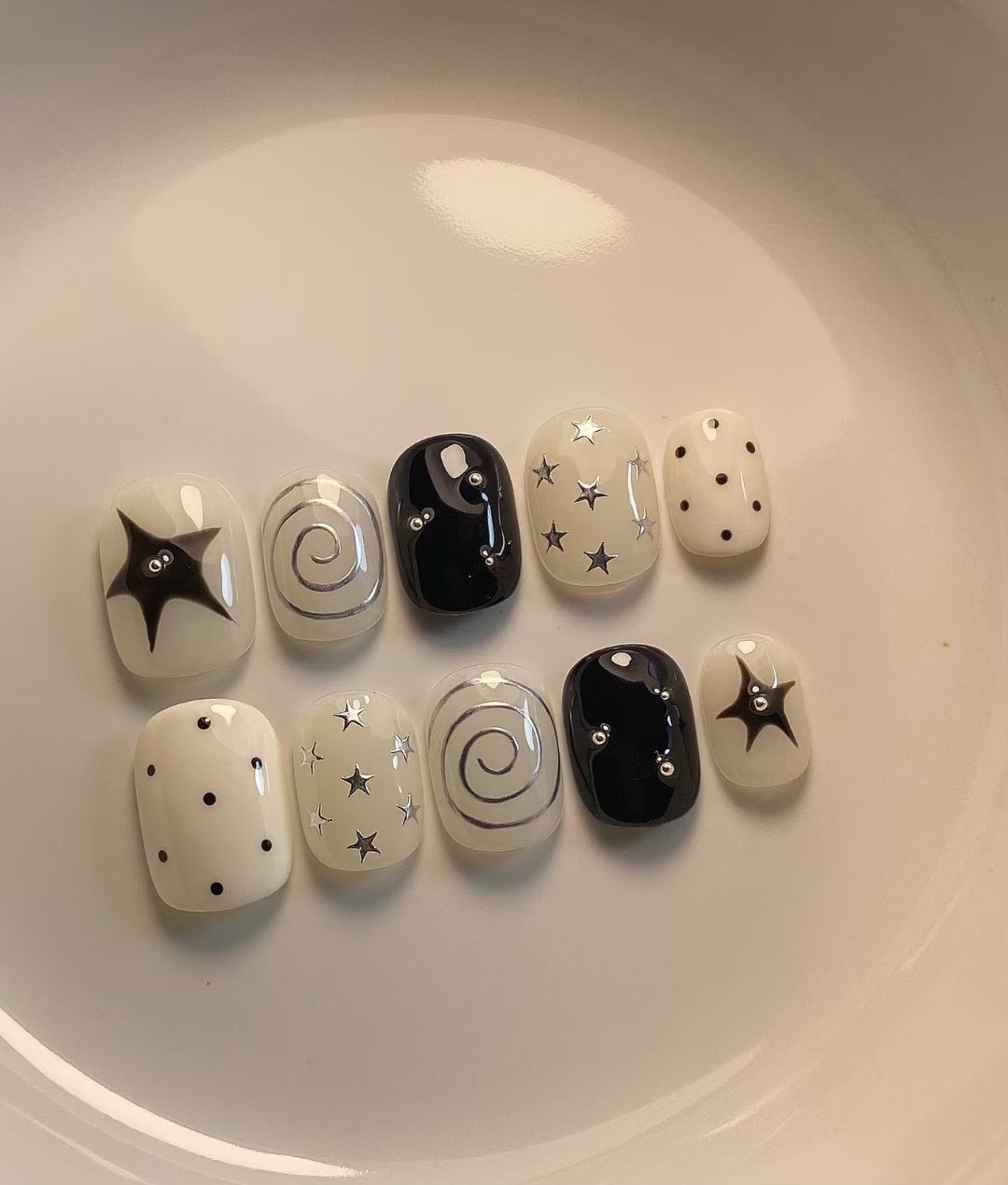 Artistic Press-On Nail Art Set with Star and Grid Designs