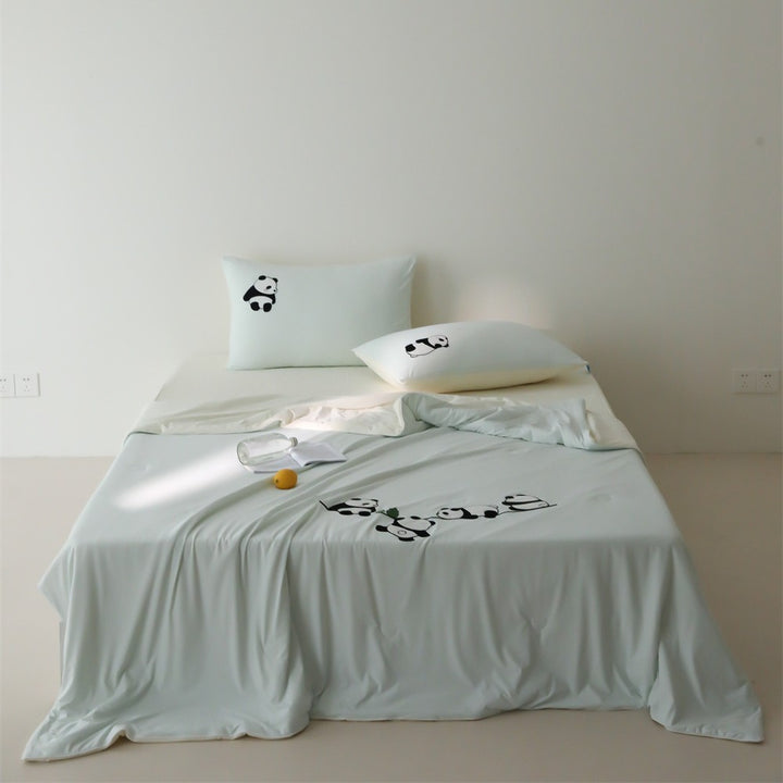 Bedding set made of cotton satin with minimalist panda print and extra soft fitted sheet