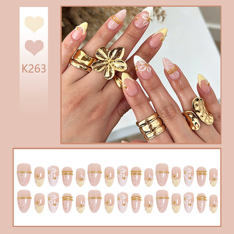 Artificial nail set with enchanting floral details and luxurious gold accents Kalsten
