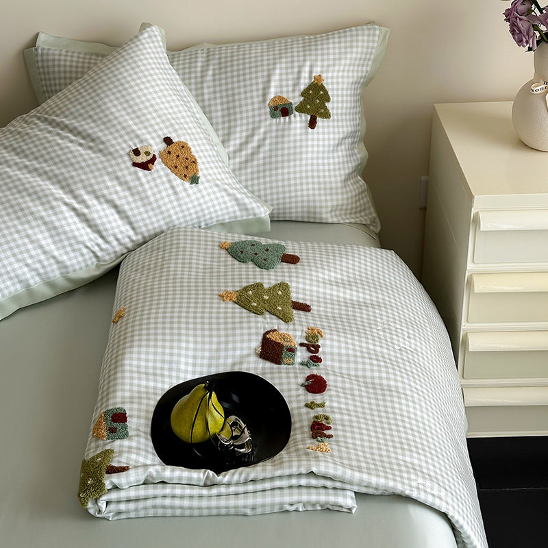 Bedding set with embroidered teddy motifs and fine gingham check