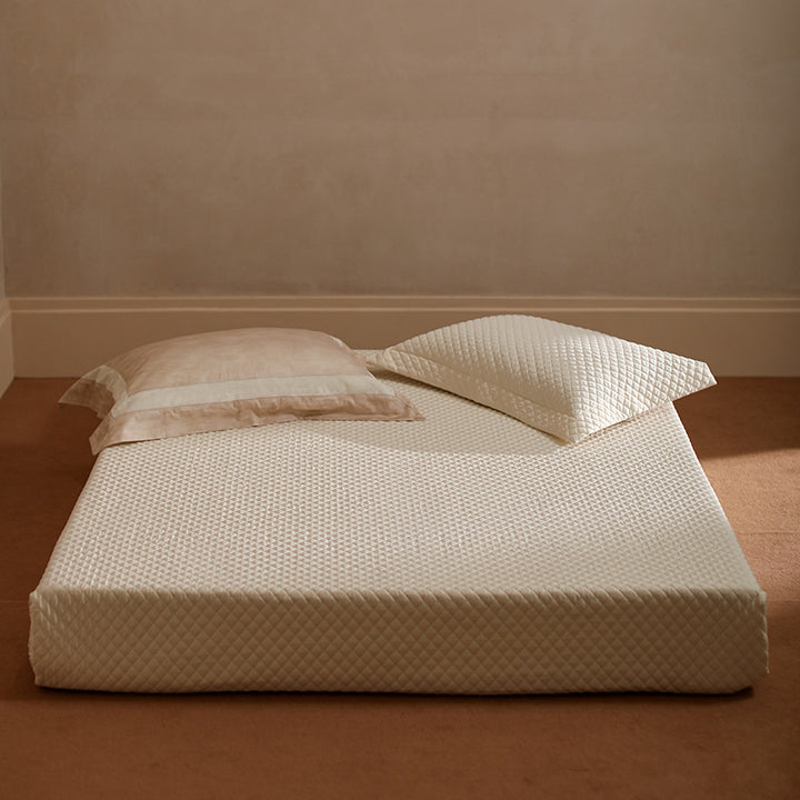 Bedding set made of cotton percale with a light crinkle texture and decorative ruffle