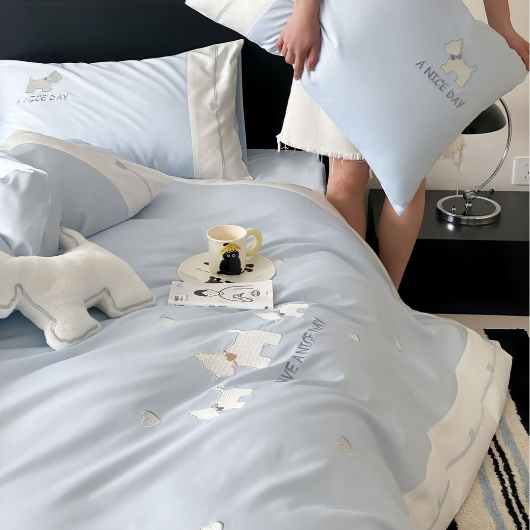 Cotton satin bedding set with embroidered dog motifs and reversible function