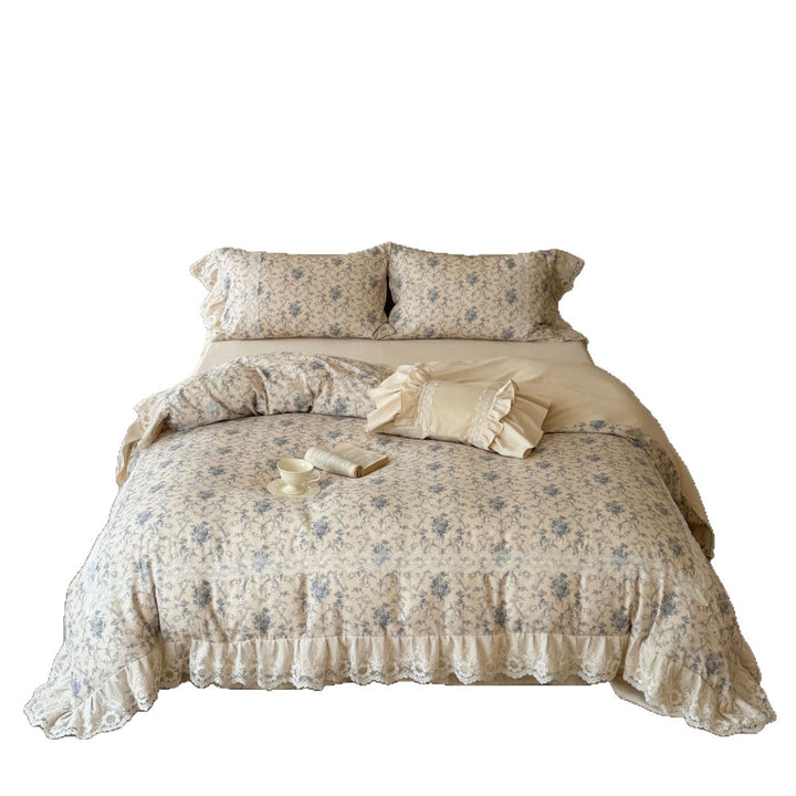 Cotton bedding set in vintage look with delicate floral pattern and lace ruffle