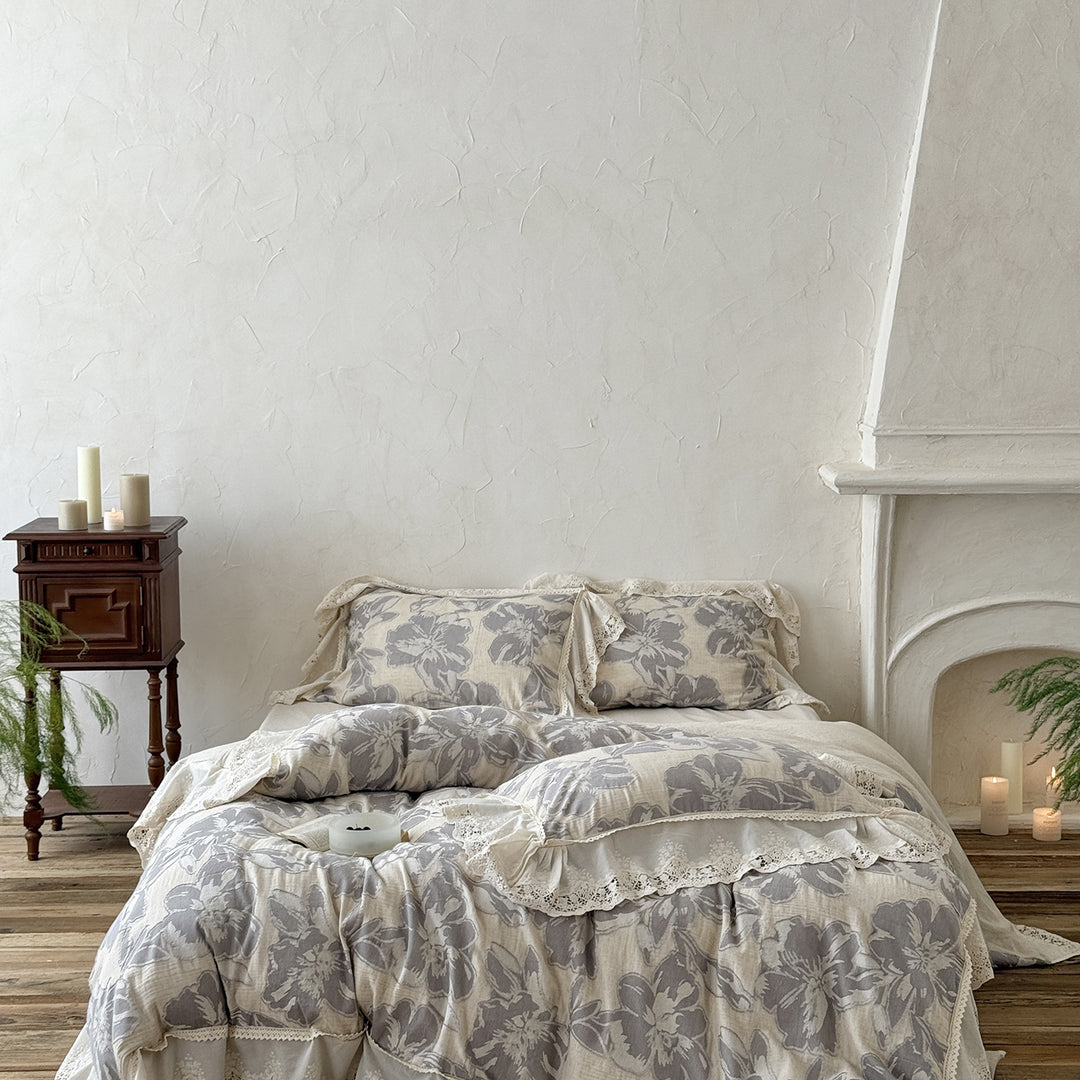 Lightly quilted cotton bedding set in country house style with lace ruffle and large floral motif