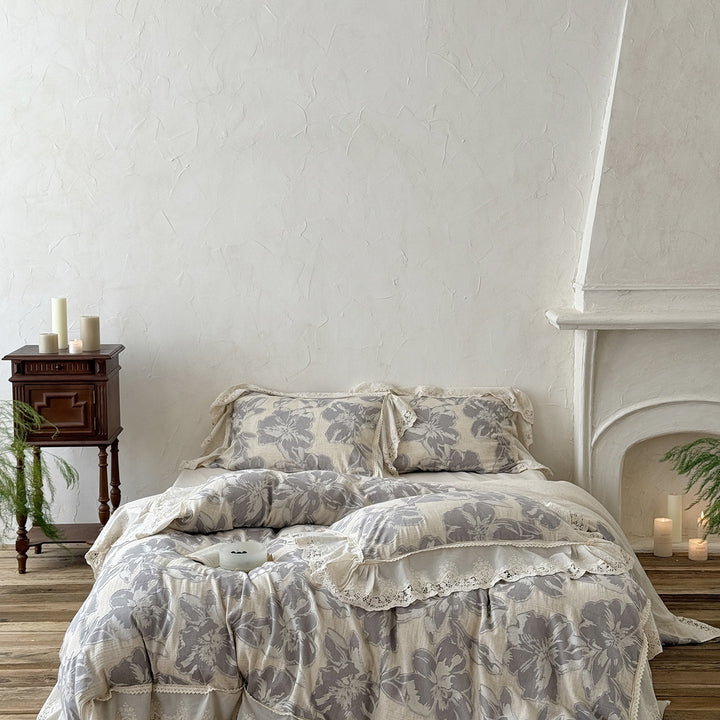 Lightly quilted cotton bedding set in country house style with lace ruffle and large floral motif